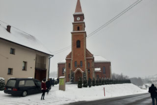 Wysoka: Bliscy pożegnali 23-latka zamordowanego na krakowskich Azorach. Ta trumna jest wołaniem Boga [ZAPIS RELACJI]