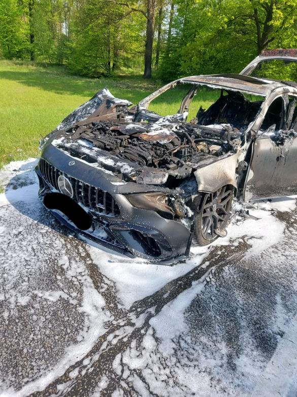 Pożar mercedesa w Lyskach. Auto całkowicie spłonęło