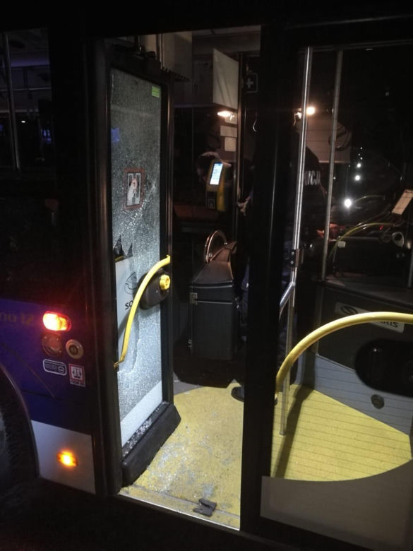 Ostrzelanie autobusu pod Krakowem. Kierowca i pasażerowie cudem uniknęli śmierci!