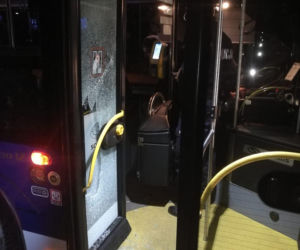Ostrzelanie autobusu pod Krakowem. Kierowca i pasażerowie cudem uniknęli śmierci!