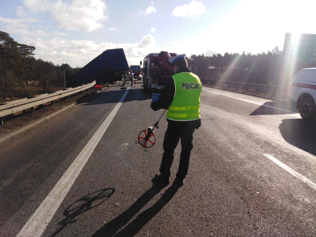 Poważny wypadek na s10 koło Torunia. Auto wyrzucone ze skarpy!