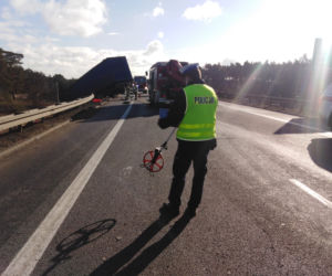 Poważny wypadek na s10 koło Torunia. Auto wyrzucone ze skarpy!