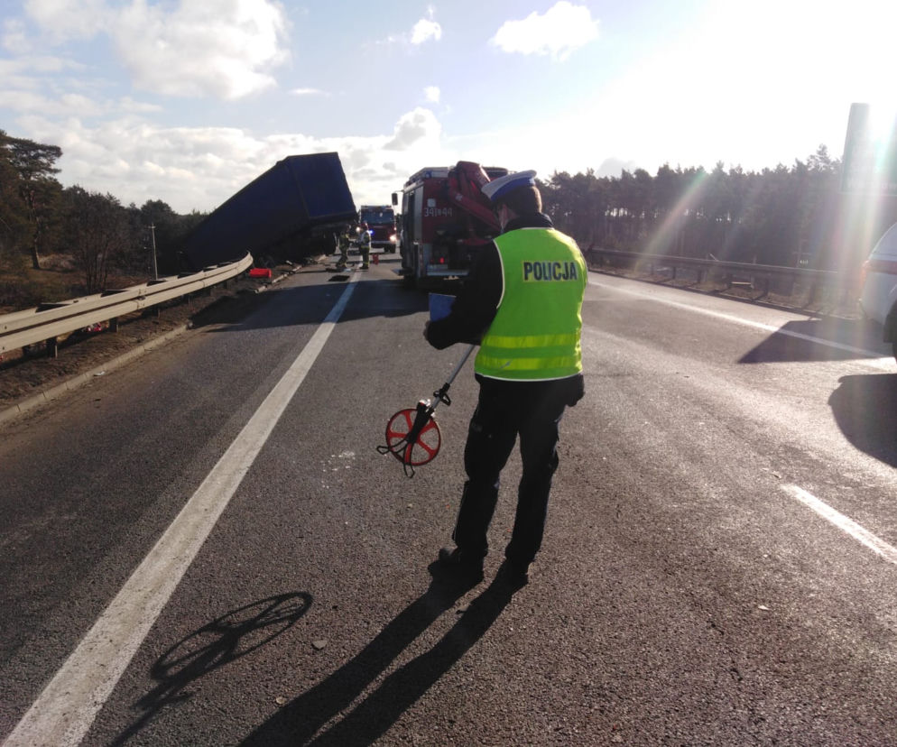 Poważny wypadek na s10 koło Torunia. Auto wyrzucone ze skarpy!