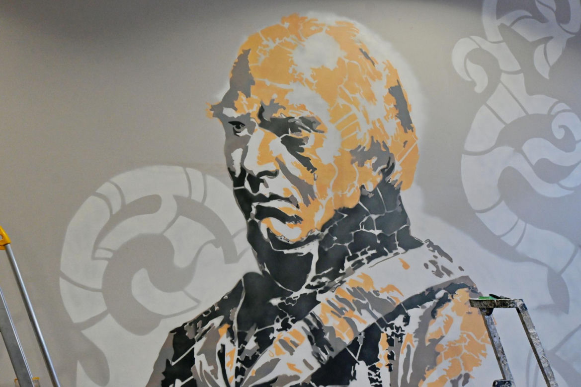 Uczniowie ZSP nr 1 stworzyli mural na ścianach szkoły. Grafika przedstawia patrona placówki