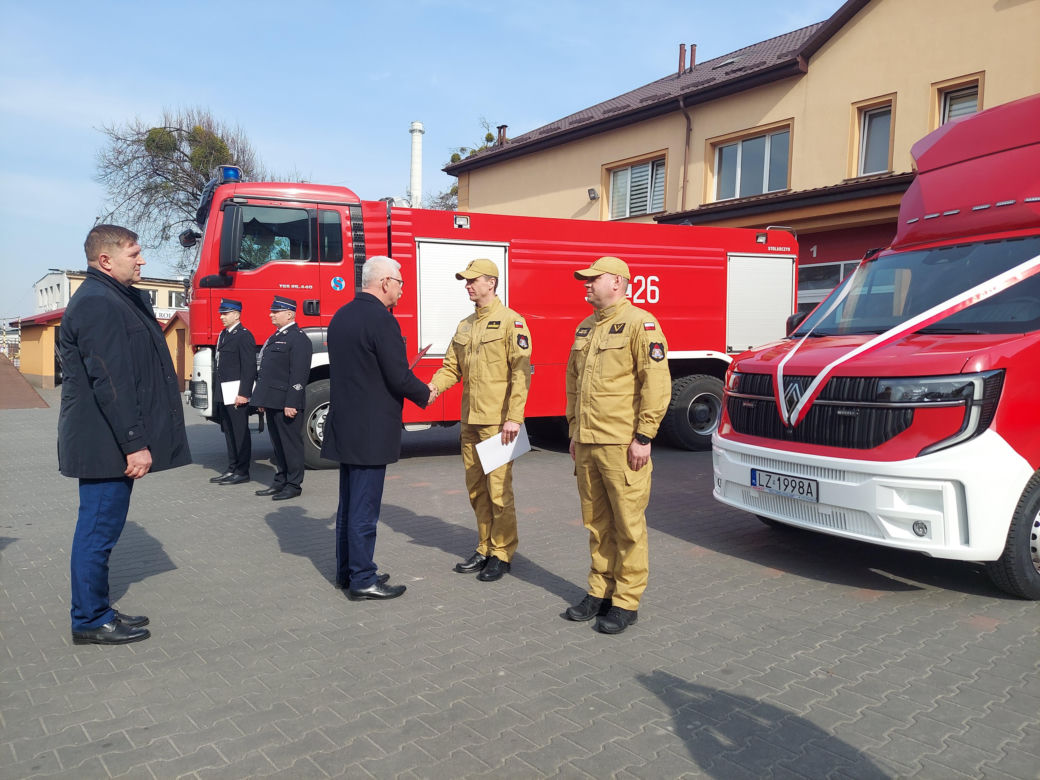 Przekazanie sprzętu strażakom