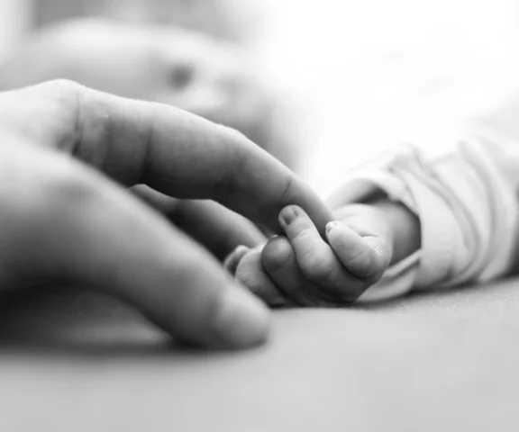 Zmarł skatowany 5-miesięczny chłopiec. Policja szuka ojca