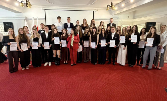 Zakończenie roku szkolnego maturzystów II LO w Starachowicach. Wyjątkowa uroczystość w obiektywie