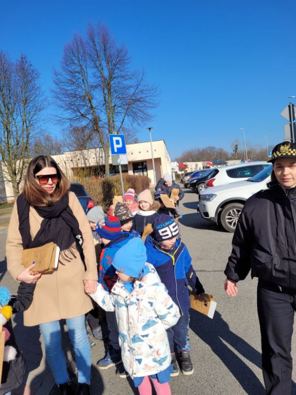 Strażnicy miejscy z Grudziądza rozpoczęli akcję rozdawania torebek na psie odchody