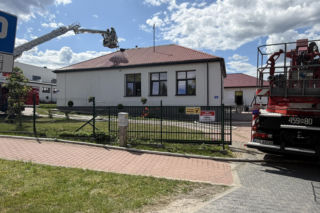 Pożar dachu szkoły. Natychmiast ewakuowano kilkadziesiąt osób