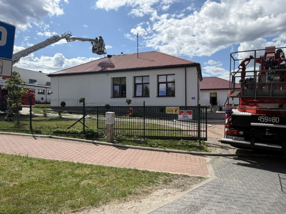 Pożar dachu szkoły. Natychmiast ewakuowano kilkadziesiąt osób