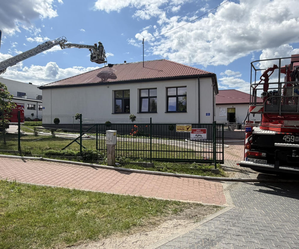 Płonął dach budynku szkoły. Na miejscu służby, ewakuowano kilkadziesiąt osób