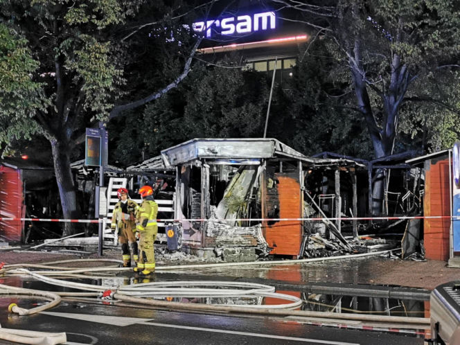 Spłonęło kilkanaście boksów. Nocny pożar targowiska w centrum Katowic