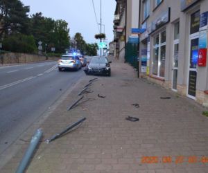 Tarnów. Pijany kierowca ściął słupki na ul. Mickiewicza. Policja odwiedziła go w domu
