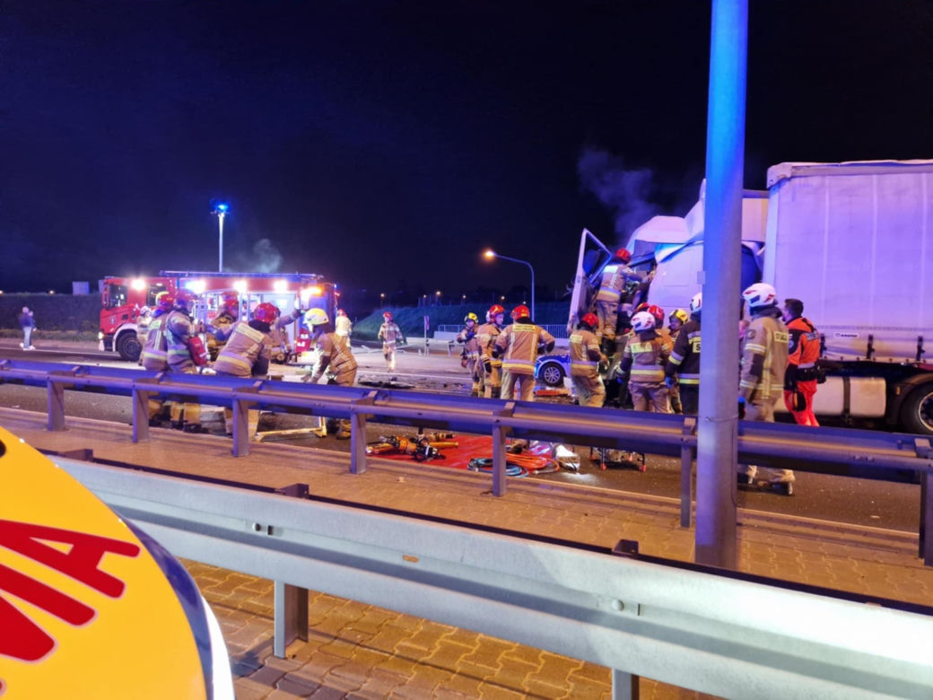 Katastrofa autokaru w Warszawie, jest wielu poszkodowanych. Na oczach ratowników doszło do kolejnej tragedii