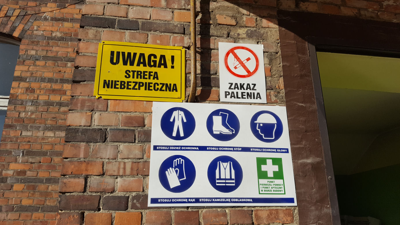Lecą tynki i ściany. Ruszyły prace w budynku przyszłej biblioteki miejskiej 