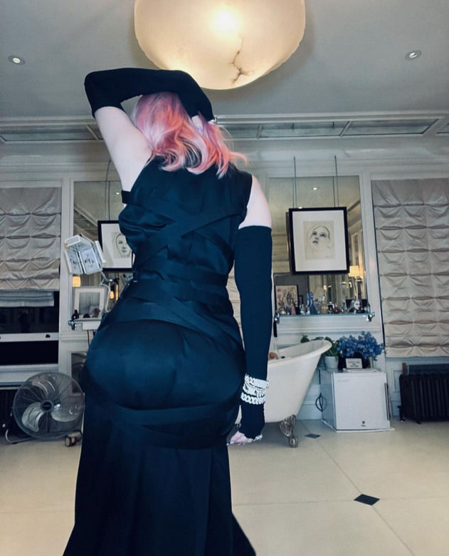 Madonna w kominiarce rzuca się w konwulsjach po łóżku. W ręce trzyma pejcz. "Ocknij się kobieto"