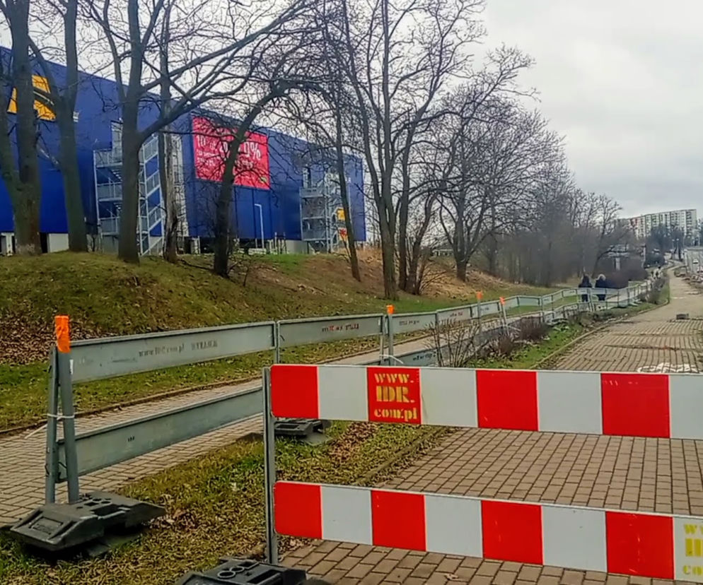 Ulica rozkopana, drzewa wycięte, kierowcy narzekają. Co z nowym dojazdem do sklepu IKEA w Szczecinie?