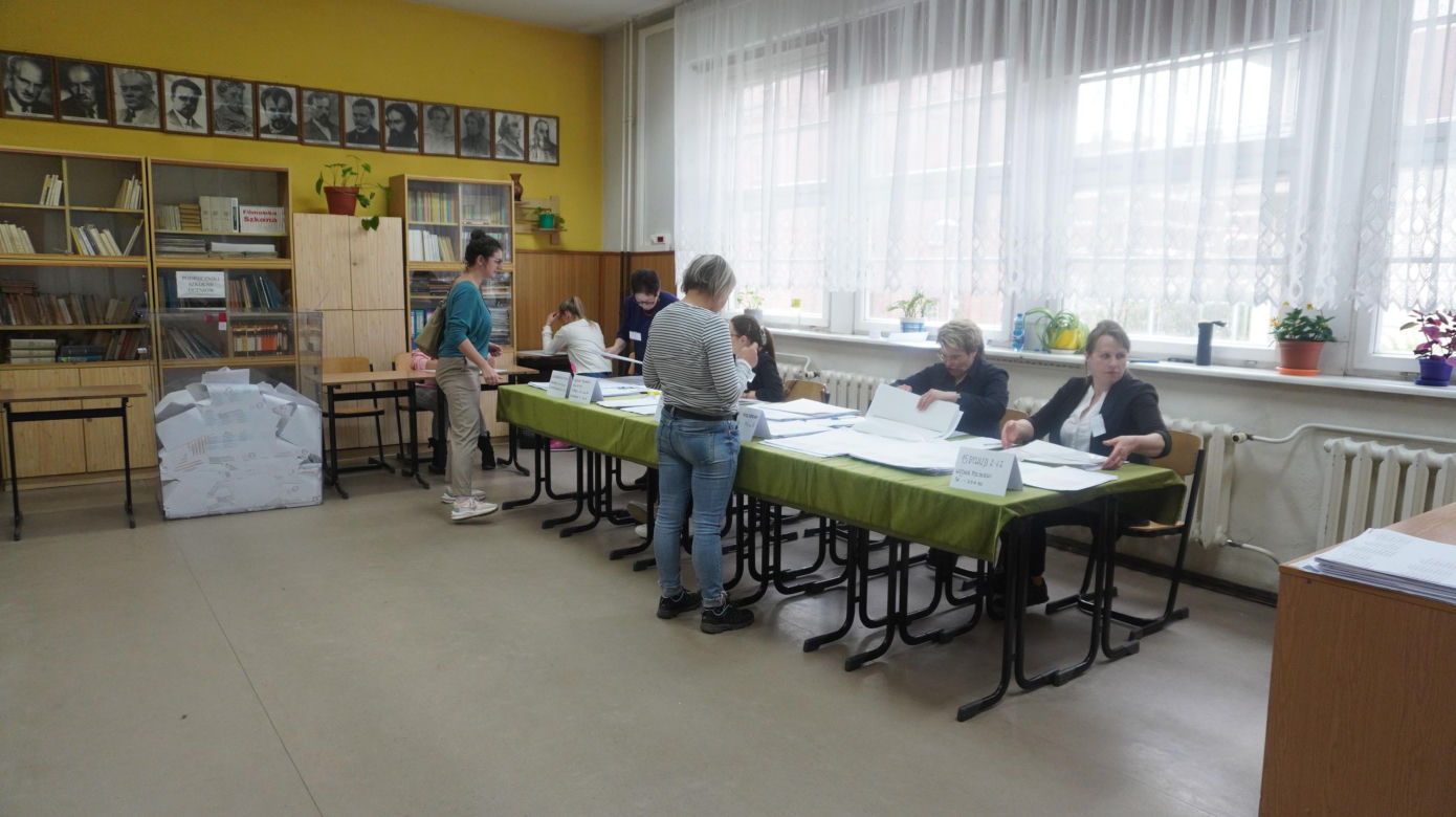 Wybory samorządowe 2024. Olsztynianie ruszyli do urn. Zobacz zdjęcia