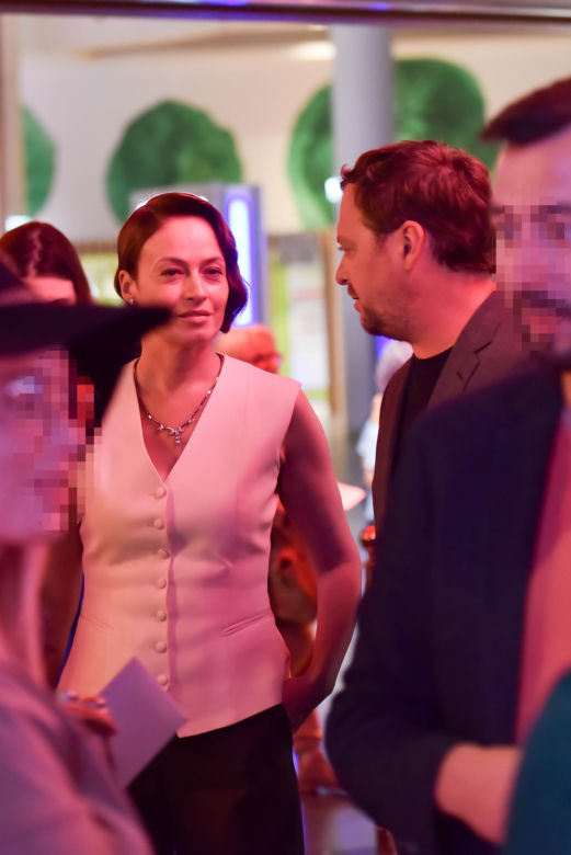 Magdalena Różczka przyłapana na czułościach w kinie. Gdzie on trzyma te ręce! A to wszystko przy ludziach