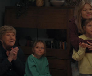 M jak miłość odc. 1931. Barbara (Teresa Lipowska), bliźniaczki Zuzia i Emilka (Antonina i Michalina Bonecka), Lenka (Olga Cybińska)