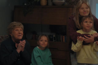 M jak miłość odc. 1931. Barbara (Teresa Lipowska), bliźniaczki Zuzia i Emilka (Antonina i Michalina Bonecka), Lenka (Olga Cybińska)