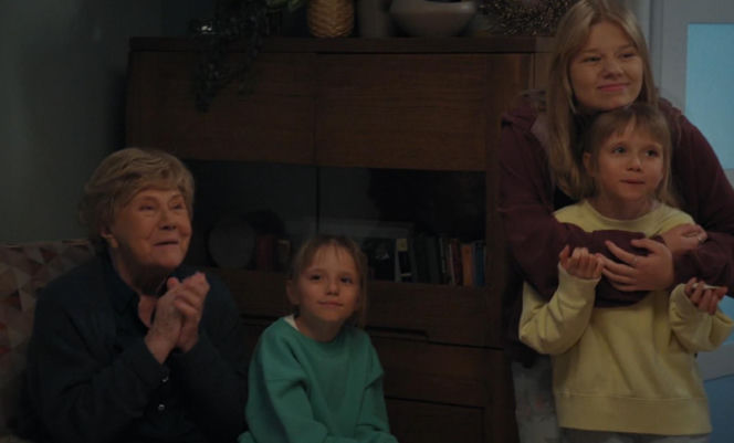 M jak miłość odc. 1931. Barbara (Teresa Lipowska), bliźniaczki Zuzia i Emilka (Antonina i Michalina Bonecka), Lenka (Olga Cybińska)