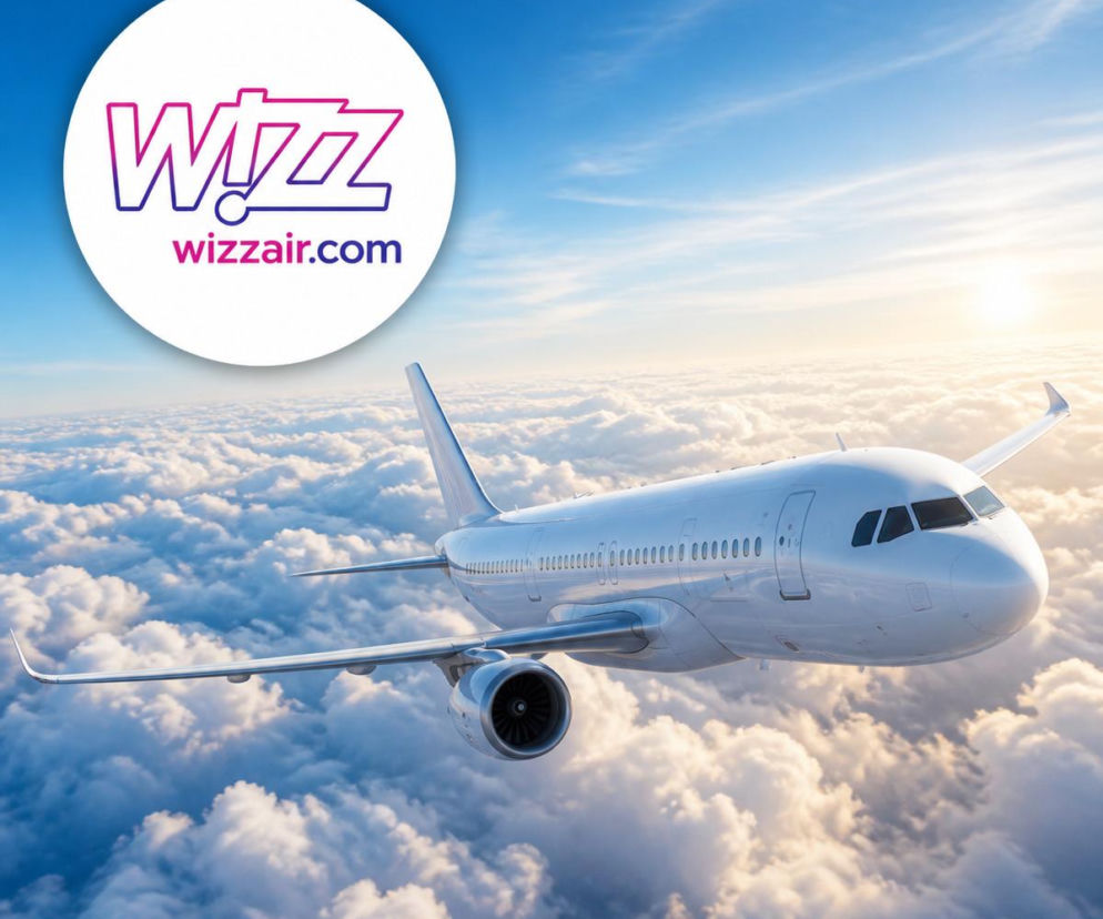 Samolot nad chmurami w świetle słońca. Na wstawce logo Wizz Air. O wyprzedaży lotów do Włoch przeczytasz na SE.