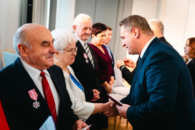 Złoty Gody par małżeńskich w Siedlcach - wręczenie pamiątkowych medali