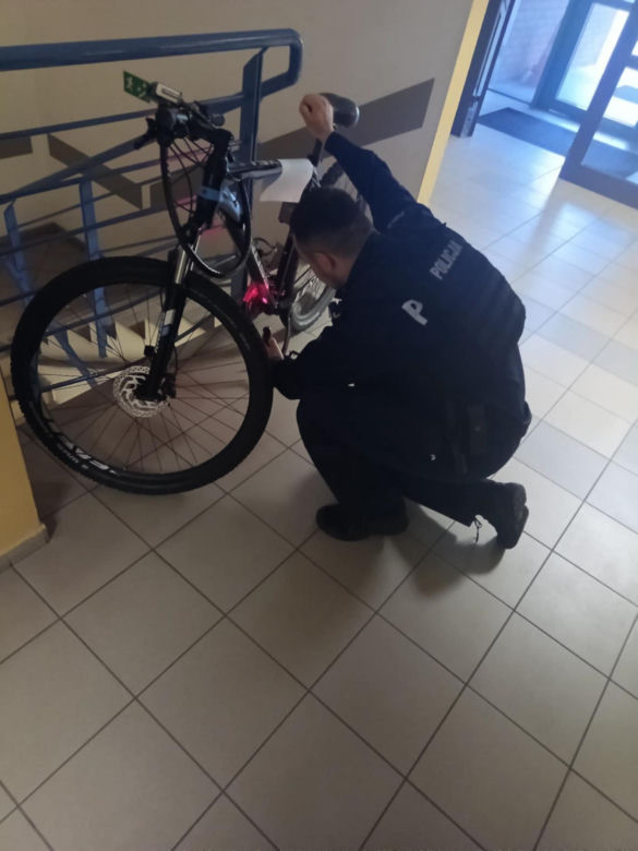 Zatrzymał groźnego przestępcę, przez sąd dostaje połowę pensji. Policjant, żeby żyć, dorabia w Żabce! "Niewyobrażalny skandal"
