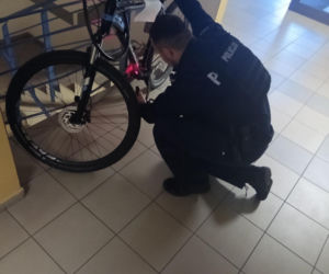 Zatrzymał groźnego przestępcę, przez sąd dostaje połowę pensji. Policjant, żeby żyć, dorabia w Żabce! Niewyobrażalny skandal