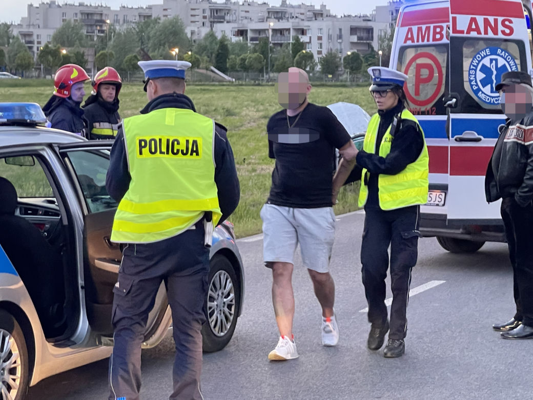 Auto kilka razy koziołkowało. Za kierownicą pijany ojciec. Pasażerką była jego maleńka córeczka