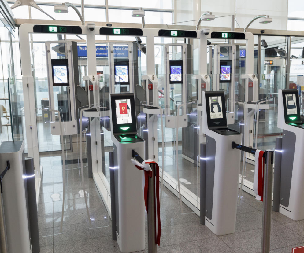 Na wrocławskim lotnisku zainstalowano bramki do automatycznej kontroli granicznej