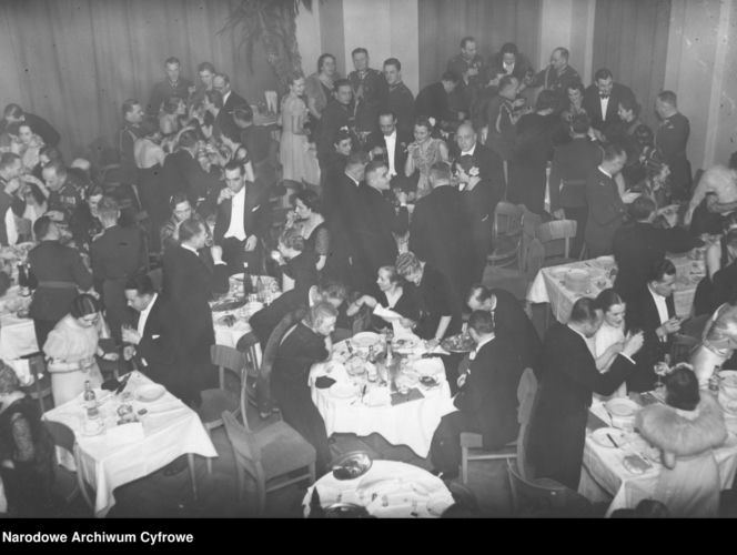 Sylwestrowe bale w II RP. Elegancja, szampan i mazur o północy