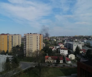 Kłęby czarnego dymu nad Krakowem. Strażacy walczą z ogniem na Puszkarskiej