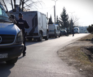 Potencjalnie niebezpieczne przedmioty z okresu wojny znalezione na posesji w Kozłowie - Policjanci zabezpieczyli teren