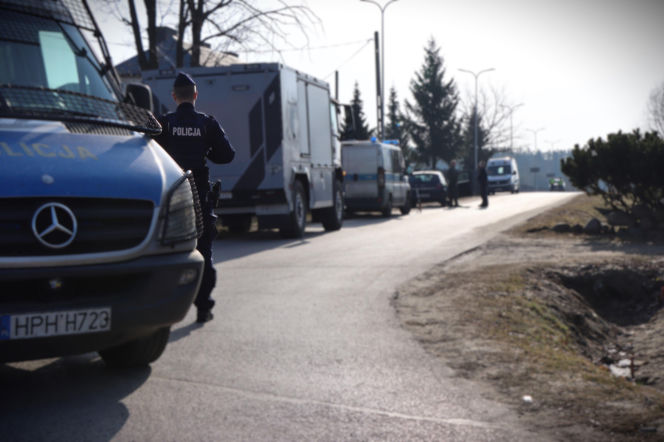 Potencjalnie niebezpieczne przedmioty z okresu wojny znalezione na posesji w Kozłowie - Na miejscu działają służby