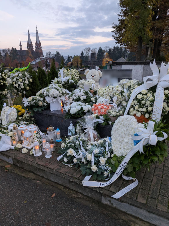 Grób Miecia utonął w białych kwiatach