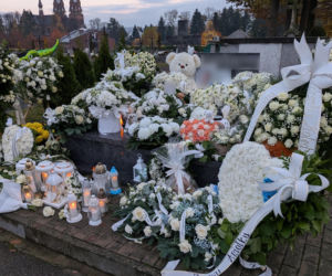 Grób Miecia utonął w białych kwiatach