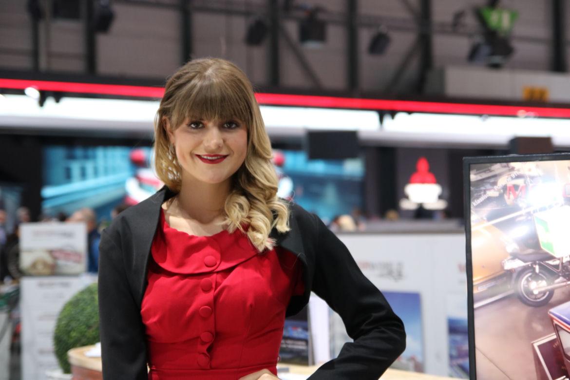 Piękne hostessy na targach w Genewie