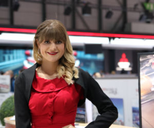 Piękne hostessy na targach w Genewie
