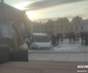 Bochnia. Dostawczak zniszczył nową fontannę na rynku [ZDJĘCIA]