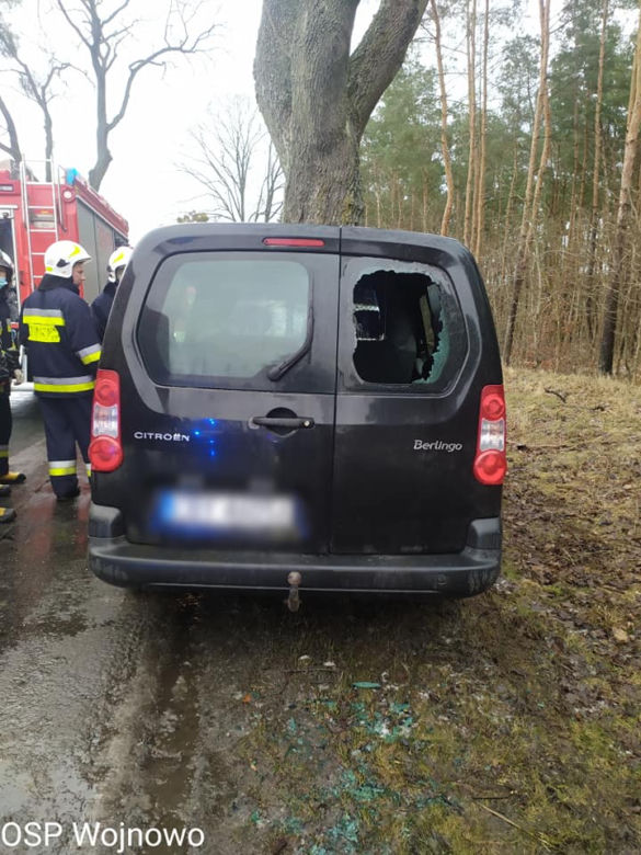 Dąbrówka Nowa. Samochód roztrzaskał się na drzewie! 2 osoby trafiły do szpitala