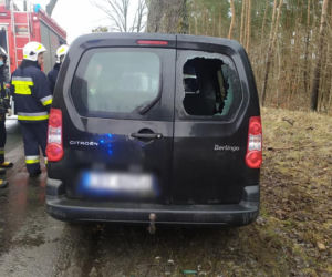 Dąbrówka Nowa. Samochód roztrzaskał się na drzewie! 2 osoby trafiły do szpitala