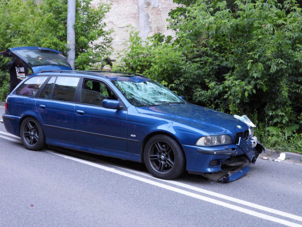 Pruszków. Przed szpitalem wpadł hulajnogą pod BMW. 21-latek w stanie krytycznym