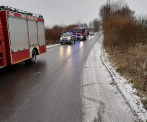 Groźne zderzenie pociągu z samochodem ciężarowym. Ruch na linii Siedlce-Białystok wstrzymany [ZDJĘCIA]