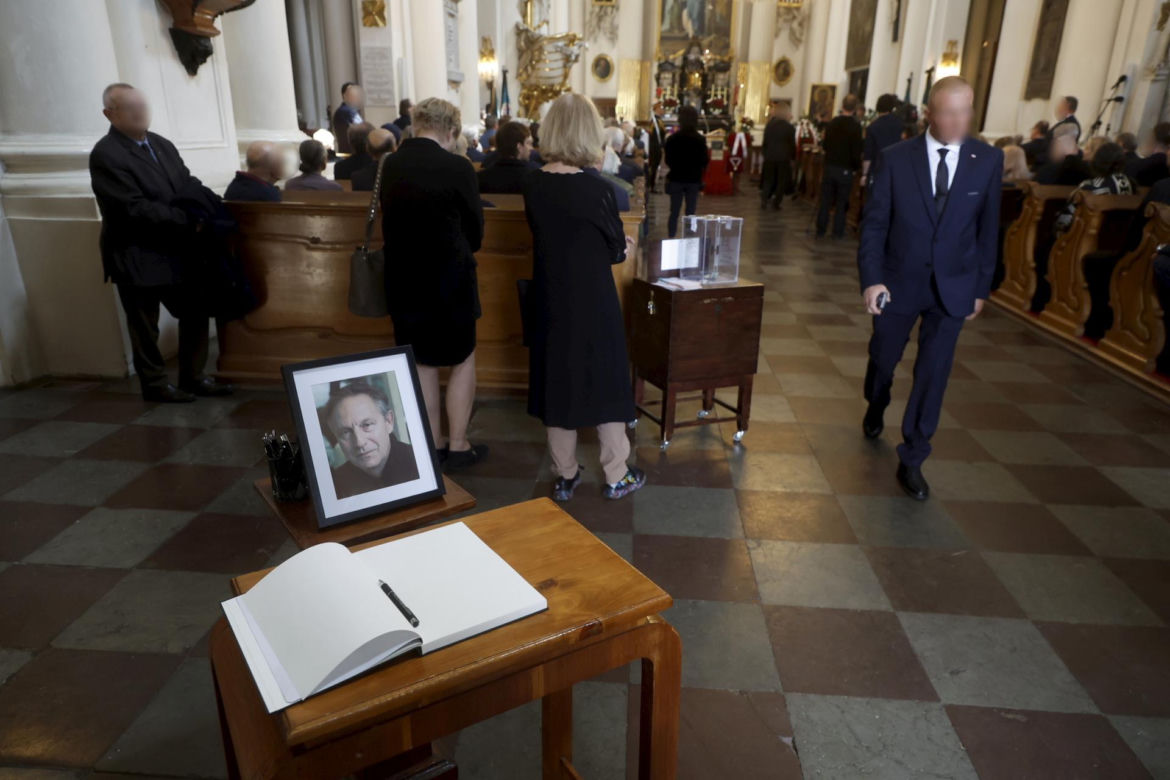 Monika Olejnik na pogrzebie senatora Piesiewicza. Towarzyszył jej ukochany