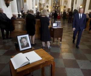 Monika Olejnik na pogrzebie senatora Piesiewicza. Towarzyszył jej ukochany