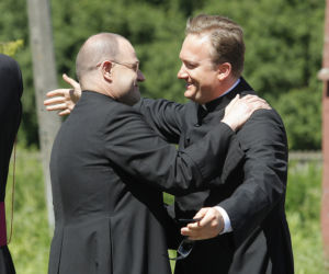 Ranczo 8 sezon. Ksiądz (Cezary Żak), wikary Robert (Bartłomiej Kasprzykowski)