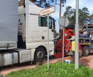 TIR zablokował skrzyżowanie przy jeziorze Głębokim