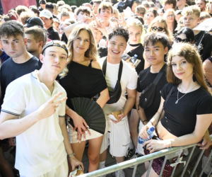 Fani w upale czekają na koncert The Weeknd. Tłumy w Warszawie
